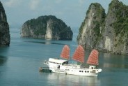 How to travel on Bai Tu Long Bay